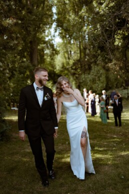 Beautiful wedding couple walking out of their intimate wedding ceremony in Brussels. Smiling and holding hands. Simon Leclercq fotograaf trouwfotograaf Leuven België Belgium Louvain photography destination wedding photography op locatie