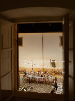 A romantic picture of a wedding dinner in the beautiful courtyard of Finca Filicumis in Mallorca. Simon Leclercq fotograaf trouwfotograaf Leuven België Belgium Louvain photography destination wedding photography op locatie