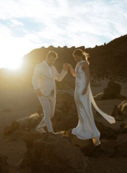 Sunset elopement at Teide in Tenerife. Couple wearing stylish wedding attire in a volcanic landscape.. Simon Leclercq fotograaf trouwfotograaf Leuven België Belgium Louvain photography destination wedding photography op locatie